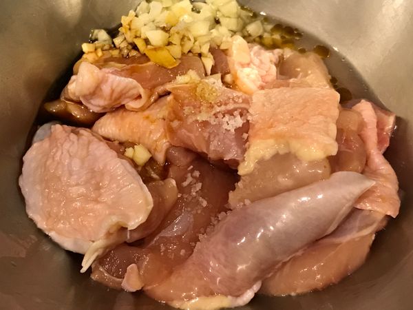 雞腿肉切成適口大小，加入醃料拌勻。

(今天開了一包好市多的雞腿肉，一道做涼拌，一道做熱食，一雞兩吃～😆)