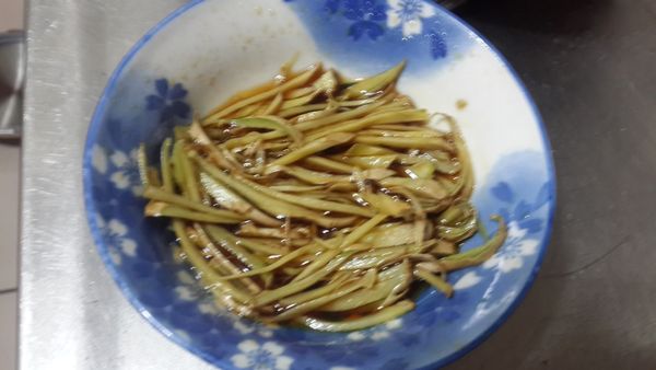 煮一鍋滾水備用,老薑切細絲放入碗裡加入麻油,用微波爐加熱爆香(用炒鍋爆香也可)