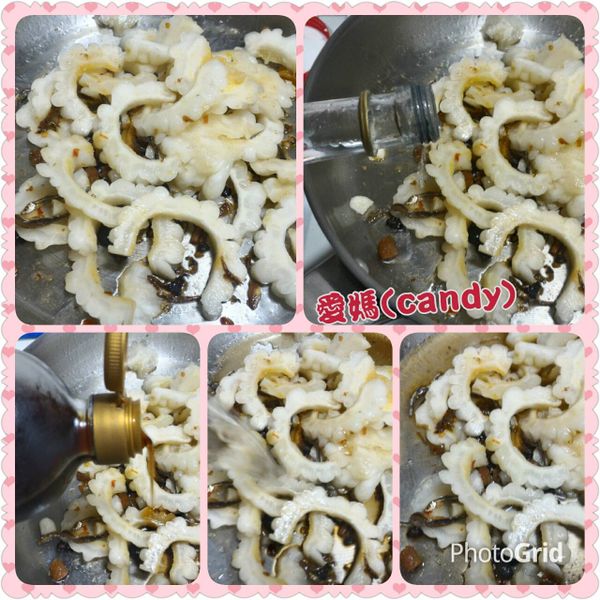 小魚乾洗淨瀝乾，蒜頭去膜拍碎；青蔥切成蔥花。
苦瓜洗淨後切去頭尾，從中間剖成兩半，用湯匙將籽及膜去除乾淨(吃來比較不會有苦味)，先橫切大塊再切直條；備用。