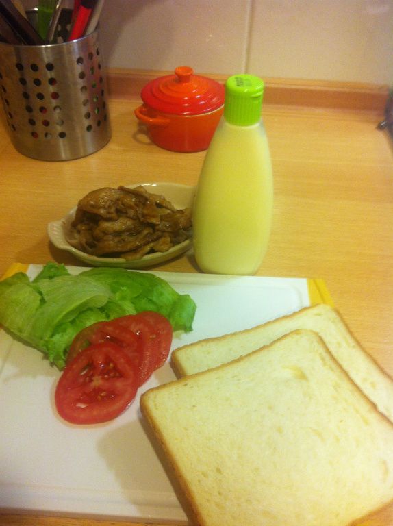 兩片土司切邊，塗上美乃滋。放在大張保鮮膜上。