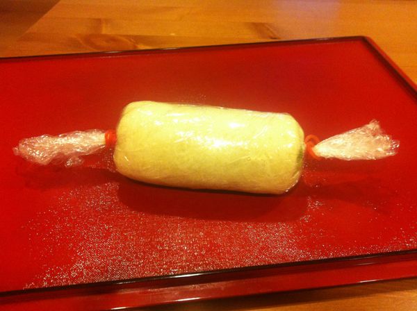 由離自己近的地方緊緊地往前捲。兩端轉緊，用橡皮筋固定。（如果是去野餐的話，這樣就可帶出門了）