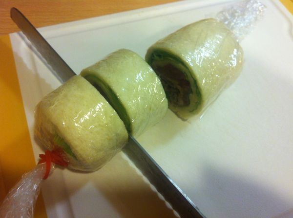 放置兩分鐘讓燒肉捲定型。切成四段。簡簡單單就完成了！