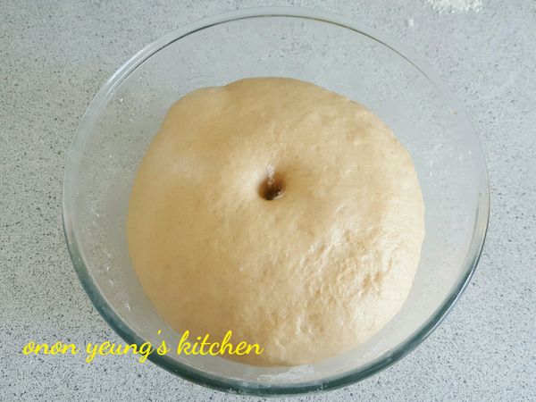 接下來進行揉麵和甩打動作，至表面光滑有韌性（注意不同品牌的粉吸水不一樣，要自行調節喔）。然後，放進底部已經搽上食用油的容器裡發酵一個小時。可以在烤箱裡放一杯熱水，把裝有麵糰（表面灑上一點點水）的容器放進烤箱裡進行發酵過程。
