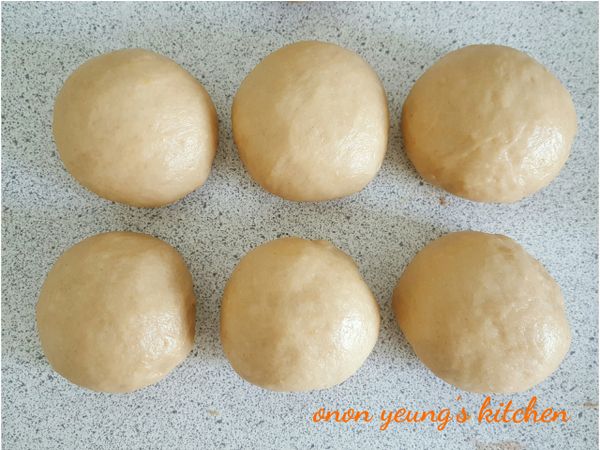 第一次發酵完畢後，取出用手壓下去擠出氣體，然後分割成7個小糰，滾圓。靜置15分鐘。