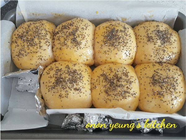 發酵完後撒上奇亞籽（可删略）並掃上蛋液。放半盆水防止烤箱濕度過低，預熱烤箱，175度烤約20分鐘至表面呈金黃色即可。注意每個烤箱的溫度有差，烘烤時間可能有異喔。