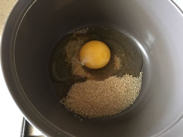 蛋跟糖放入小鍋，攪拌均勻