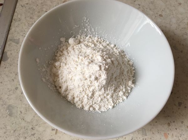 低筋麵粉跟玉米粉過篩