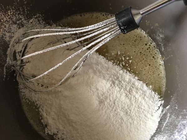 加入剛打均勻的糖蛋液中，攪拌均勻