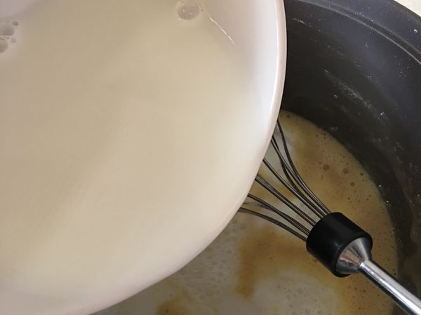 牛奶用微波加熱到微溫後倒入鍋中，開小火不停攪拌