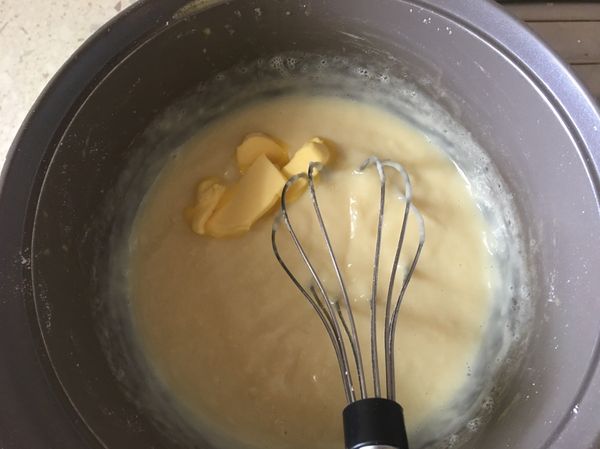 約2分鐘感覺攪拌時開始有阻力，出現凝結的感覺馬上關火，拿離開瓦斯爐，繼續攪拌，很快就會呈現照片的樣子，加入無鹽奶油攪拌均勻至光滑