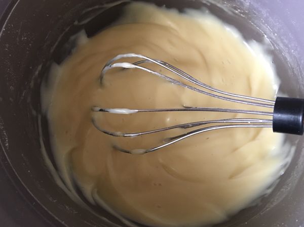 滴入1/4小匙香草精，攪拌一下就完成了！