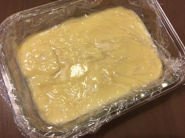 放涼一點後蓋上保鮮膜冷藏保存，保鮮膜要貼著卡士達醬喔！