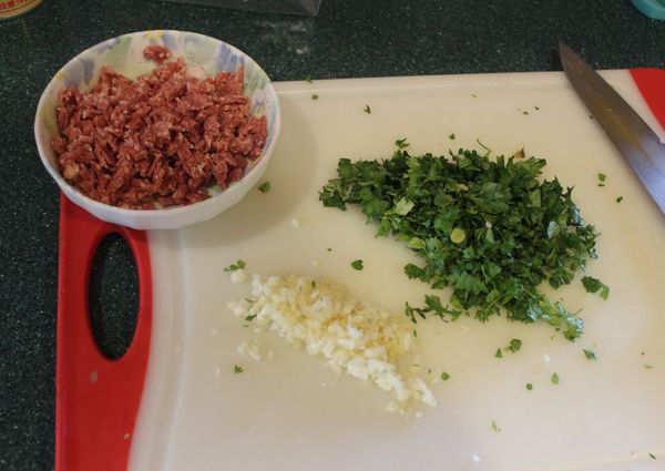 趁空來炒餡料，先將沙米腸，義大利香菜，大蒜切成細碎。