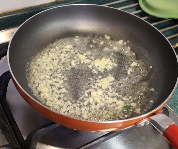 將橄欖油、奶油在平底鍋加熱，放入大蒜末炒香。