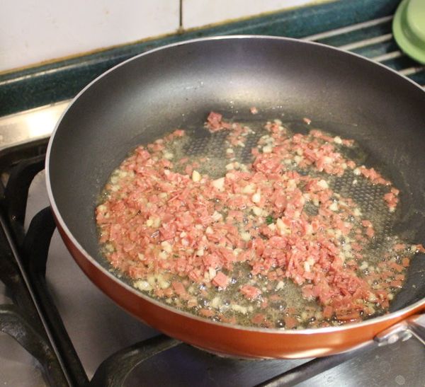 再放入沙米腸拌炒一下。