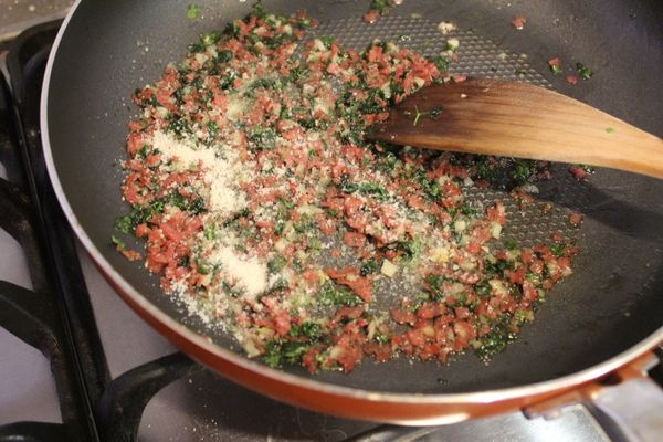 放入義大利香菜，拌勻後熄火，灑上帕瑪森起士粉，拌勻備用。