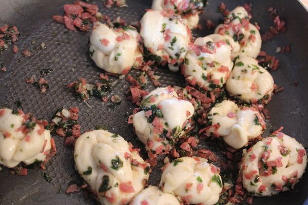 將麵糰球放在餡料中滾沾上炒好的餡料。