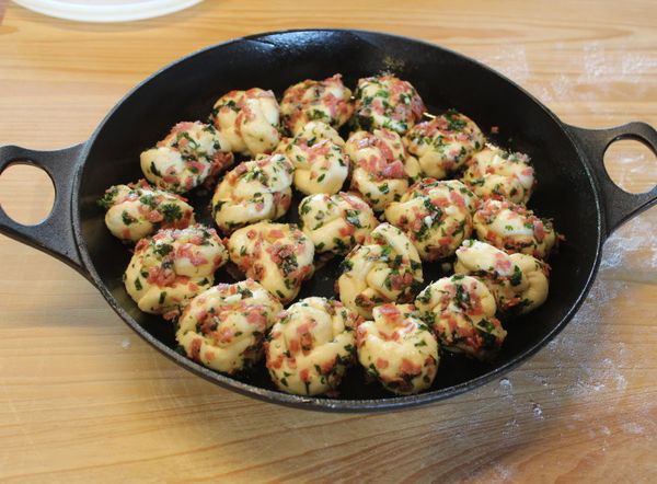 將鐵盤抹上橄欖油，擺上小麵糰。可以直接靜置2-3小時讓麵糰再度發酵。但是用保鮮膜包好，放入冰箱冷藏發酵5-6小時以上，風味會更好。