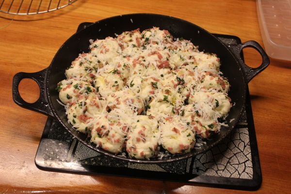 再發酵好的麵糰，表面滴上一些初榨橄欖油，磨上一些CHEESE。這次是用Caciocavello 起士，如果想牽絲，可以用莫札瑞拉起士。