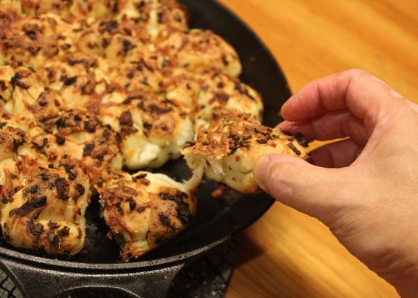 整盤上桌，吃的時候，可以扒下一塊一塊來分食。起士香加麵香和香腸味，好吃，很適合聚會的時候上桌大家搶吃。