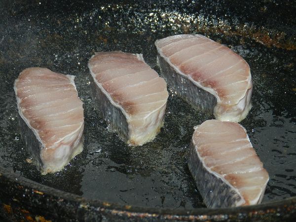 起一油鍋，先下旗魚肚煎至兩面金黃