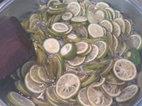 當冰糖化開之後， 以中小火進行熬煮動作，要注意不能讓糖水溢鍋，不然瓦斯爐口容易故障，也容易鍋底燒焦，遇到糖水要溢鍋可以爐火調小，煮約半小時就可以注意檸檬蜜呈金黃色即可熄火。