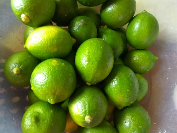 因為怕檸檬上殘留農藥，記得要刷洗乾淨，才能確保自己吃得安心健康。