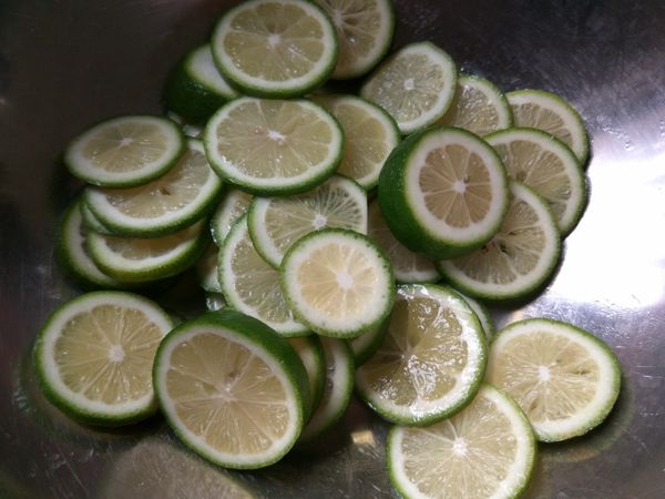 將檸檬切去頭尾，切2mm厚片，遇到檸檬籽時記得挑出來，因為容易造成檸檬蜜會有苦味。