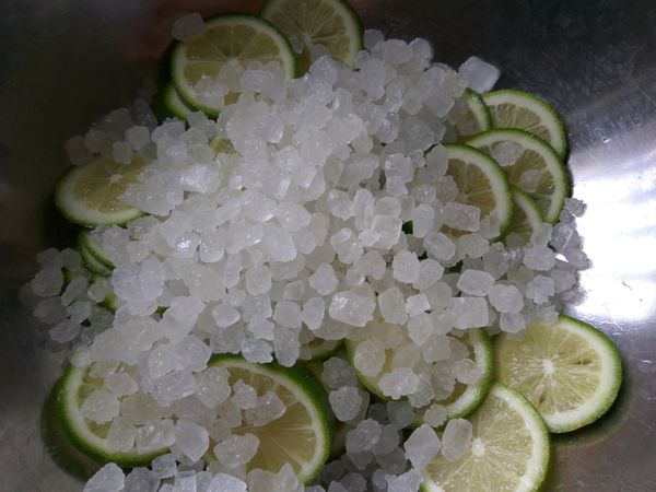 以檸檬和冰糖1：1的比例混合，先以小火蓋上鍋蓋進行化糖動作。