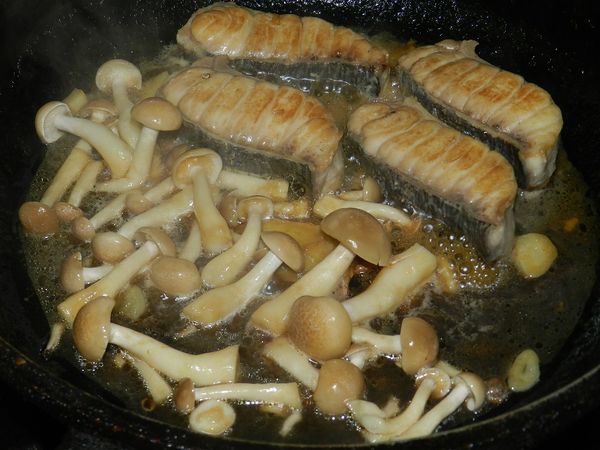 然後下半包好菇道鴻喜菇快炒