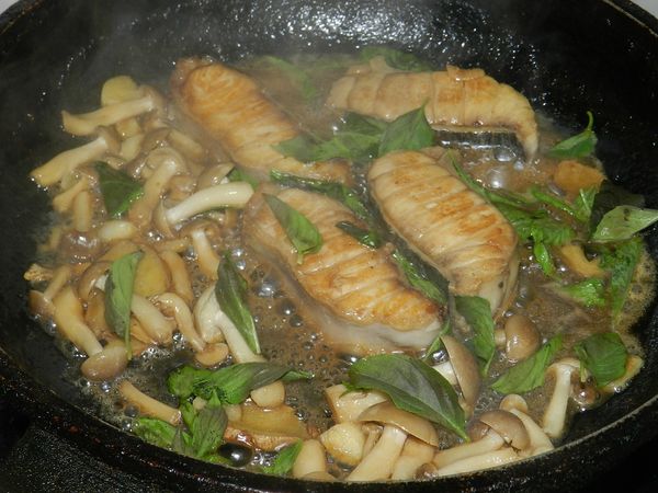 最後下九層塔，也可以再下一點點米酒，稍煮一下，就可以起鍋囉