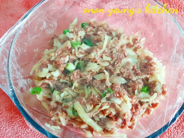 牛絞肉先加入約 5-6湯匙的水充分攪拌讓肉吃飽水分，再加入醃料攪拌均勻至有黏性，再加入處理好的高麗菜和蔥花拌勻備用。