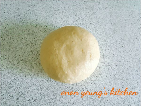 把粉類、盬、糖和酵母放進容器裡拌勻後加入蛋，然後分次加入牛奶（先把牛奶加熱至微溫）繼續攪拌成糰（天氣濕度和不同品牌的麵粉吸水程度有異，要自行調節喔。）

然後倒在桌面上邊揉邊加入橄欖油揉至光滑不沾手就可以。