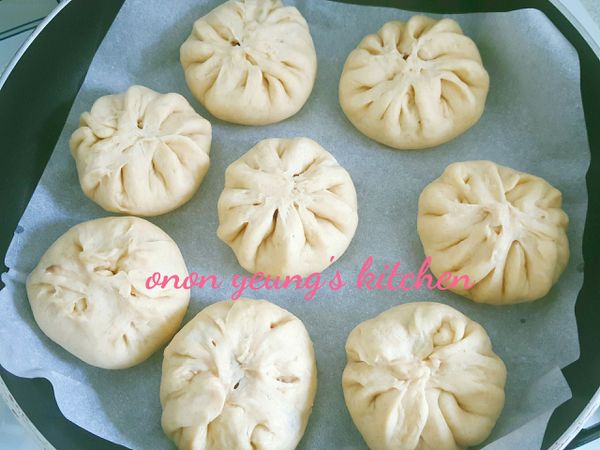 放在任何有蓋子的容器讓包子發酵一個小時。