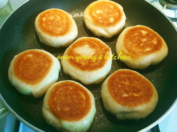 發酵完畢，把包子放到平底鍋，倒入橄欖油把包子底部煎至金黃色後，倒入水份大概是包子的三分之一的高度，蓋住鍋蓋用中火煎至收水後，翻轉另一面略煎一下即成！