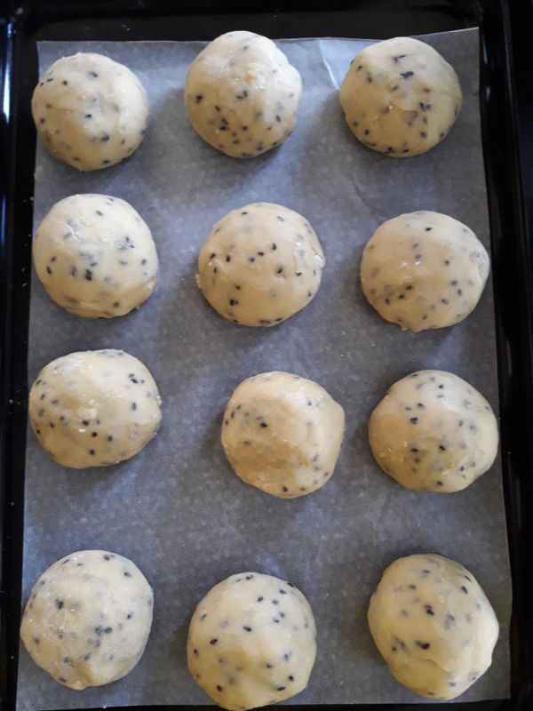 材料全加進去攪拌均勻，捏成球狀