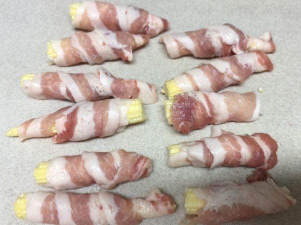 肉片慢慢螺旋包住玉米筍