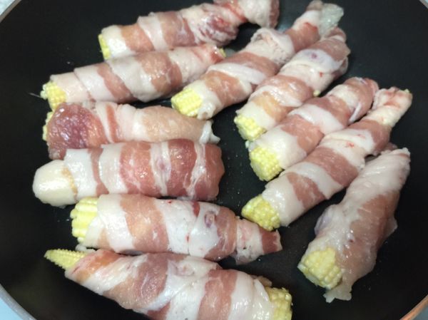 肉片收口朝下中小火慢煎