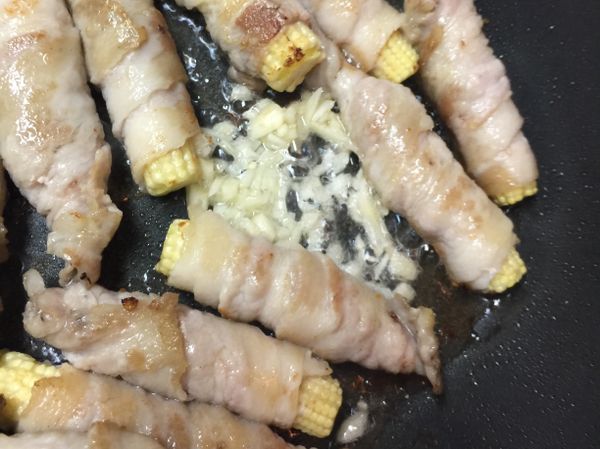 撥開一小位子爆香蒜末