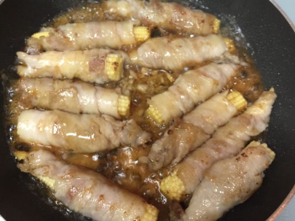 倒入醬汁跟開水等湯收乾一點