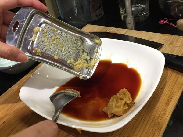 取一個深盤，把味噌、醬油、味霖、米酒、薑泥、水，攪拌均勻