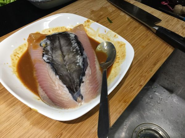 放入司目魚，兩名塗滿醬料，鹽漬15分鐘