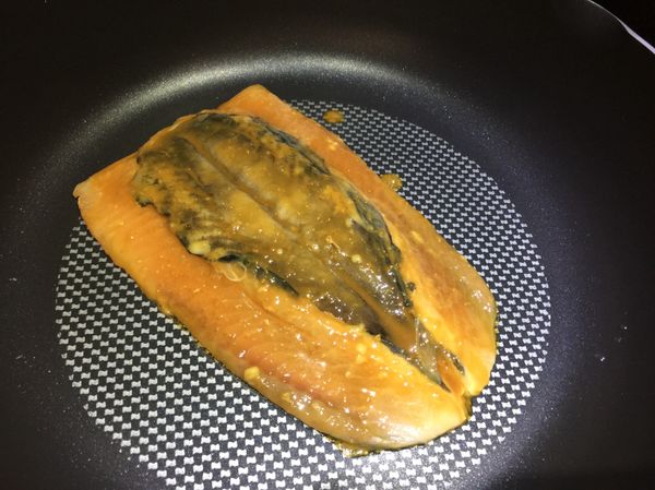 拿不沾鍋下鍋煎熟，快熟時把盤子內剩餘醬汁倒入鍋中收乾

等熟的時候可以把蔥切絲