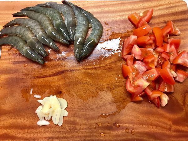 1. 將蝦子的鬚剪掉
2. 番茄切小塊
3. 蒜頭切片