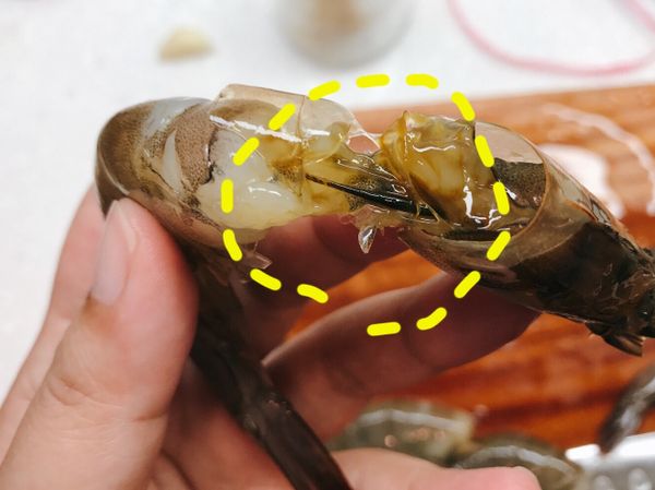 因為沒有高湯，所以將蝦頭取下熬高湯！

小秘訣：新鮮的蝦頭慢慢弄斷後，腸泥也可以跟著取出哦！