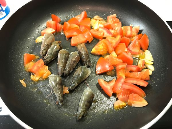 1. 蒜頭爆香
2. 番茄炒軟至出色
3. 蝦頭煎到變紅，蝦味出來後加水