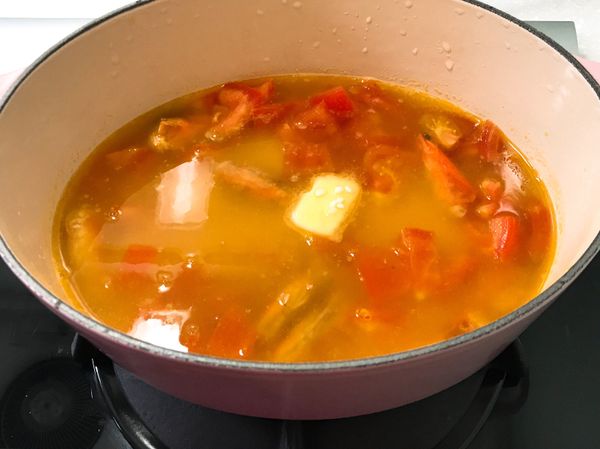 1. 將材料放入鍋裡
2. 米放人加2杯水
3. 慢火煮至滾後加入海鮮