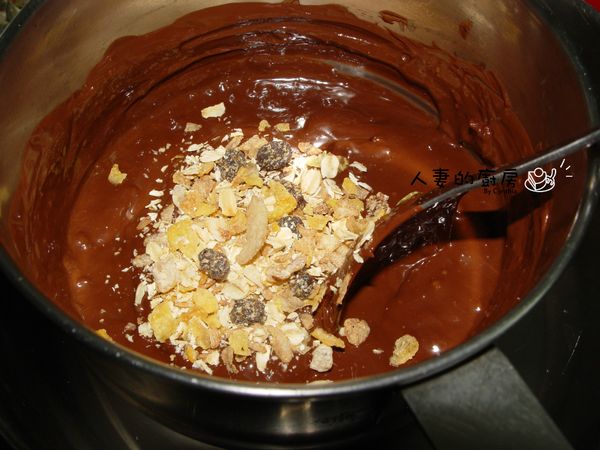 融化後將什錦果麥、綜合堅果都加下去