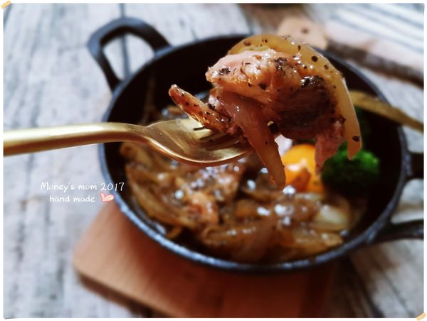 用太白粉水適量勾芡.可以再加入奶油(份量外)增香即完成