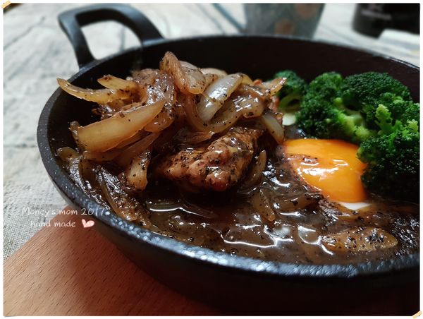 再加入黑胡椒拌炒(胡椒炒過更香)加入所有調味料拌炒之後加入2杯水煮開